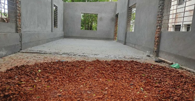 কুবিতে নিম্নমানের কাজের অভিযোগে নির্মাণ কাজ বন্ধ